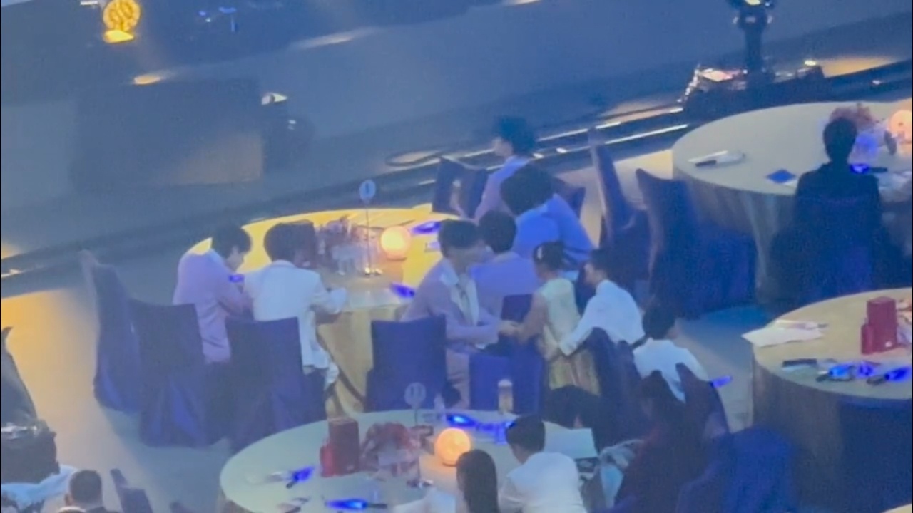 两只萌物大湾区晚会小酒窝找宋亚轩握手宋亚轩小酒窝握手 ​​​