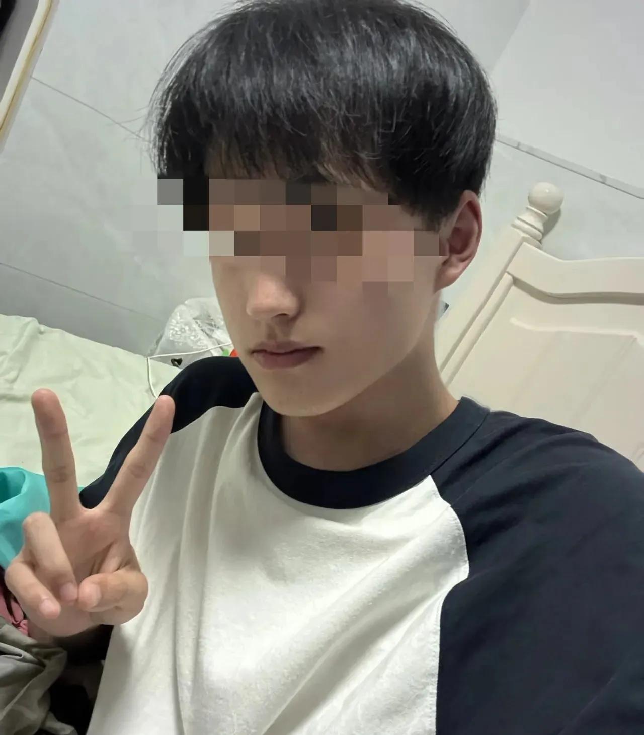 男孩来杭州打工，借住姑妈家，姑妈收了他1500元，说给他当水电费。

发工资时男