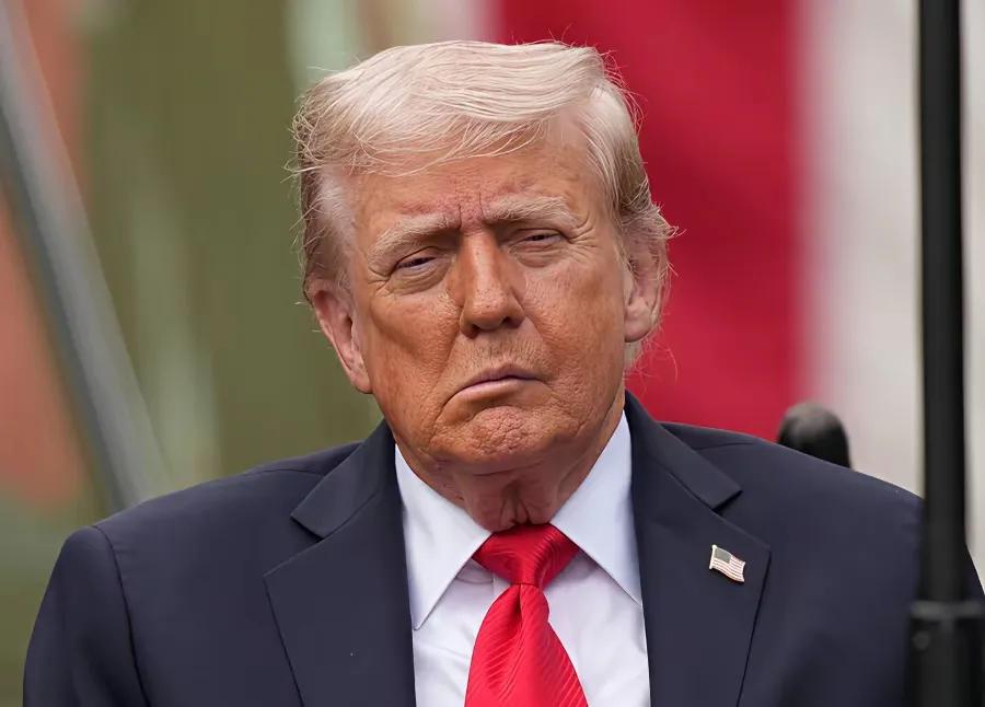特朗普公开露面，右脸下垂还昏昏欲睡，面瘫？脑梗？还是命不久矣？  

当地时间9