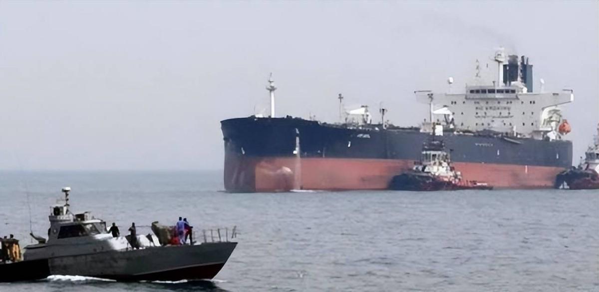 美国疯了？公海封锁伊朗港口，全球航运要瘫痪！专家警告：这比70年代石油危机还狠，