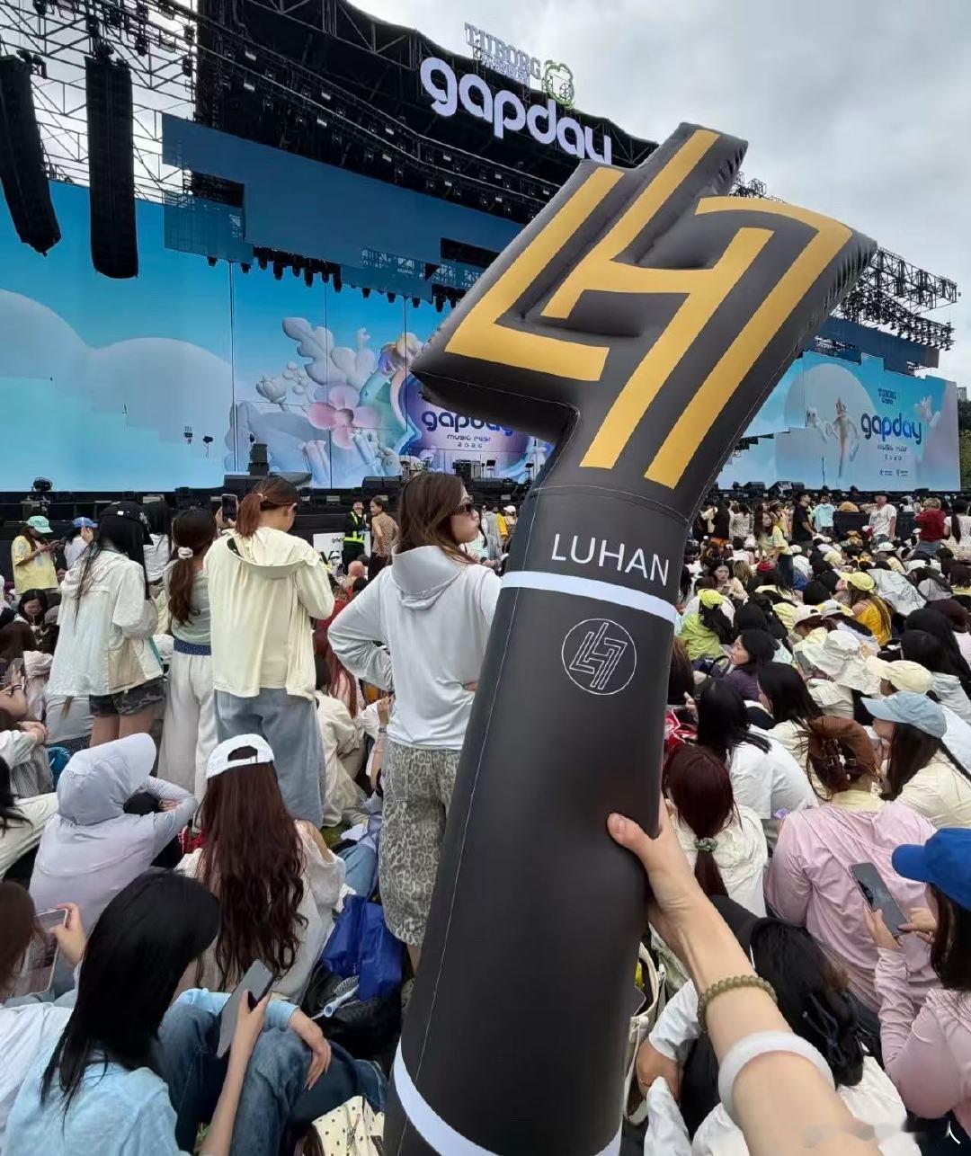 鹿晗叫了上门取件来我家取快递鹿晗叫了上门取件来我家取快递！鹿晗工作室取走了粉丝应