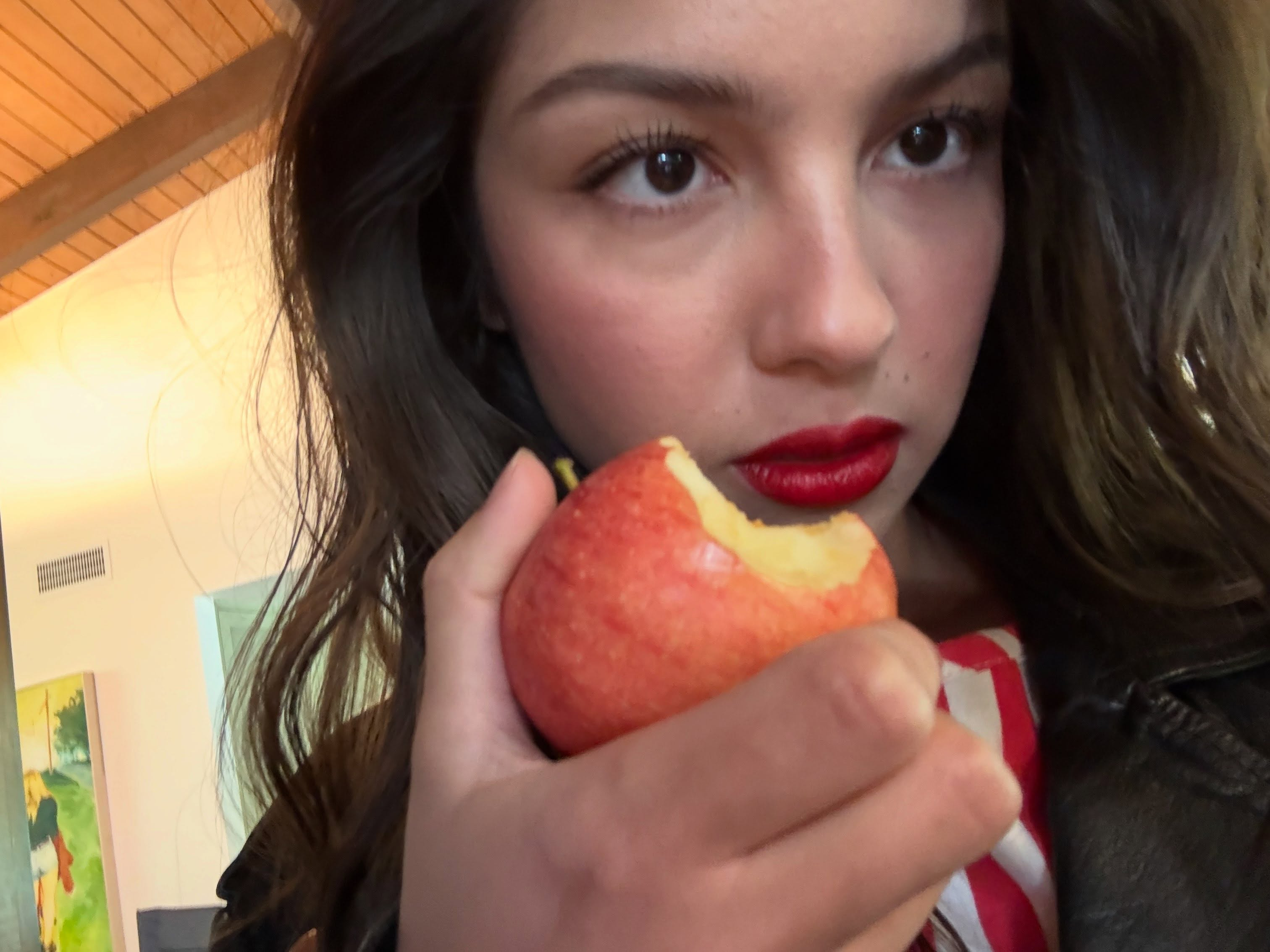 Olivia Rodrigo 心情美美晒自拍两枚🤳： 