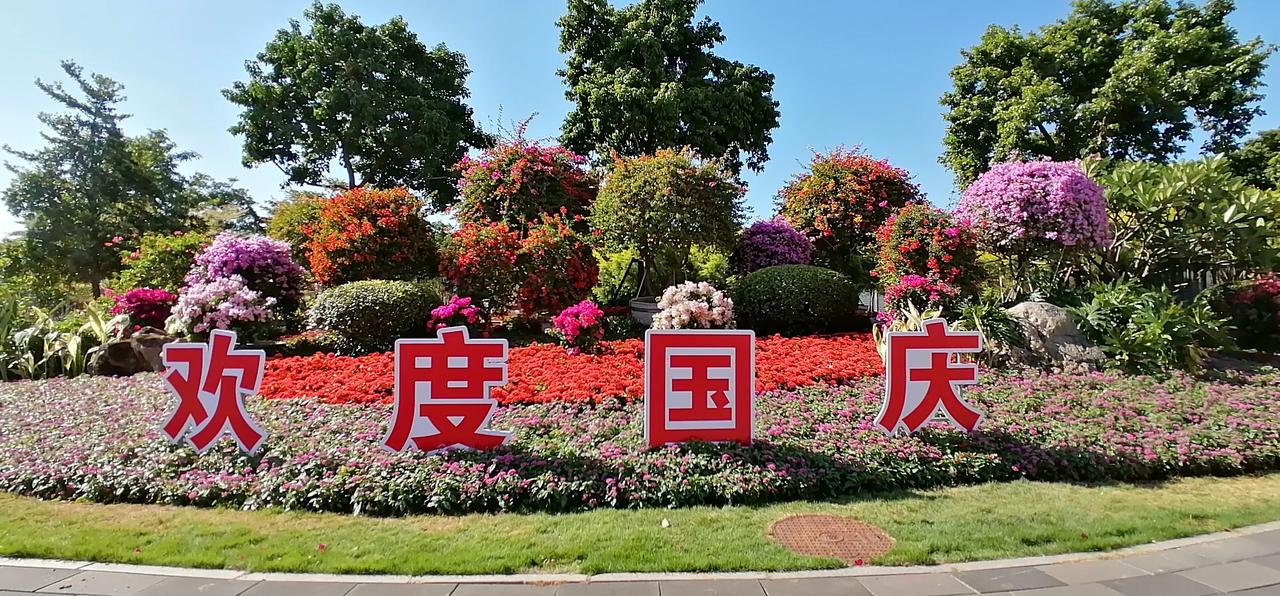 街头繁花似锦，各项准备就绪，就是闭着眼睛，站在街头，也能闻到花香，也能感受到节日