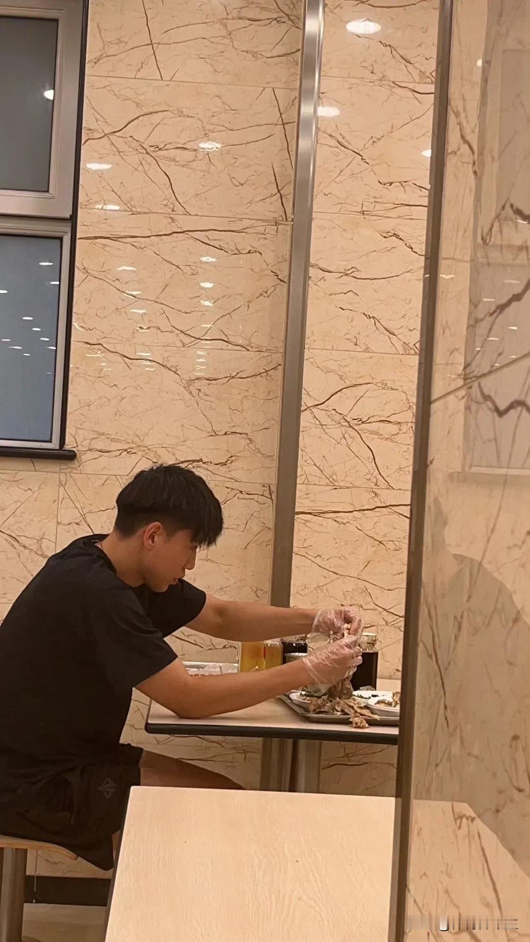 在老四季偶遇虎子，虎子嘎嘎炫[吐舌]
并且拒绝浪费，没吃完的都打包了
（喝的是东