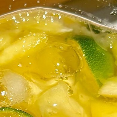 菠萝沁柠话梅水丨自制分享食材：一颗菠萝🍍、5颗青柠、5颗话梅冰块🧊、雪碧做法