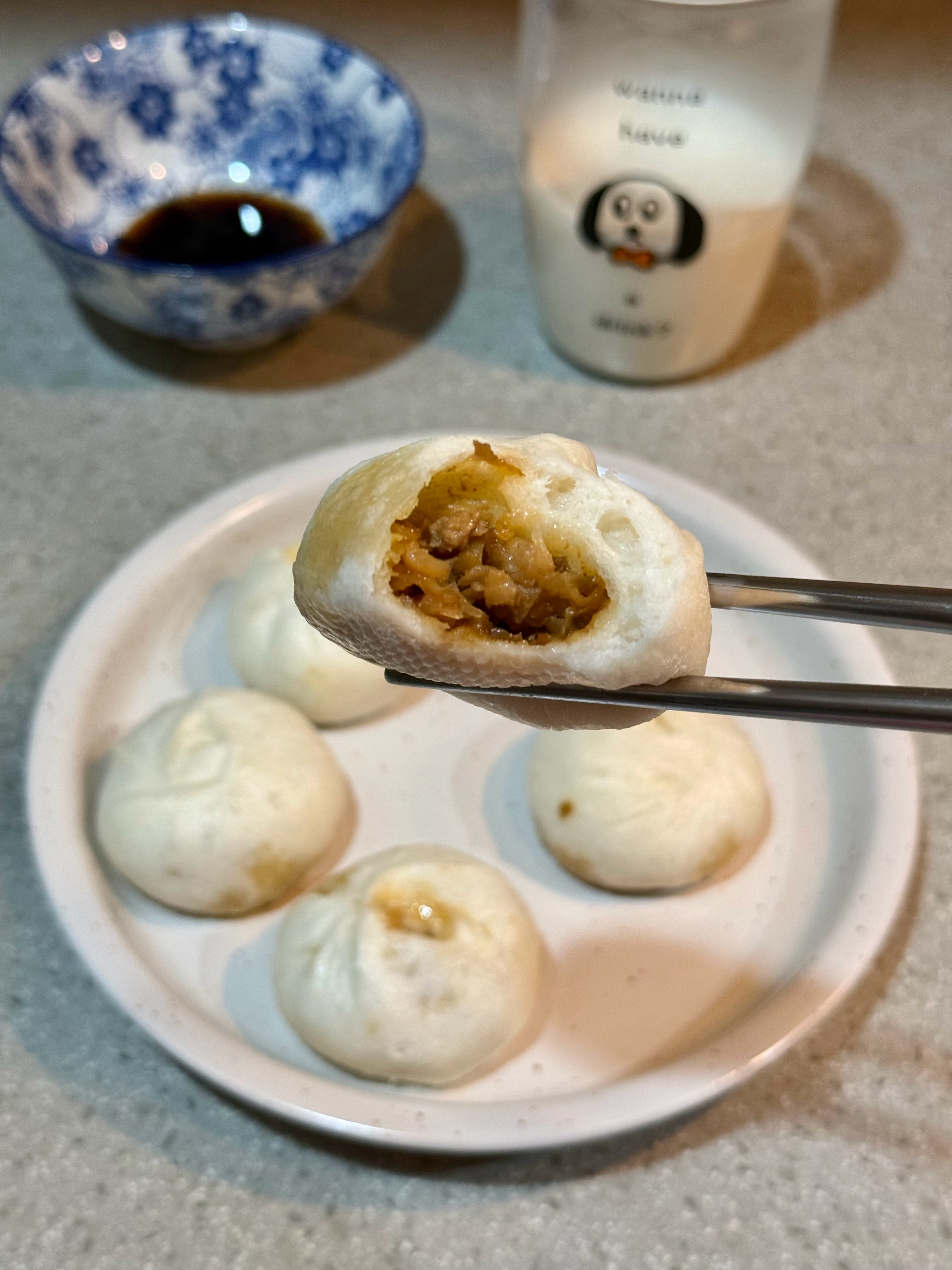 早安魔都🌧️｜叮咚良芯匠人的手作老面榨菜萝卜丝包，馅料榨菜味占主导，没怎么能吃