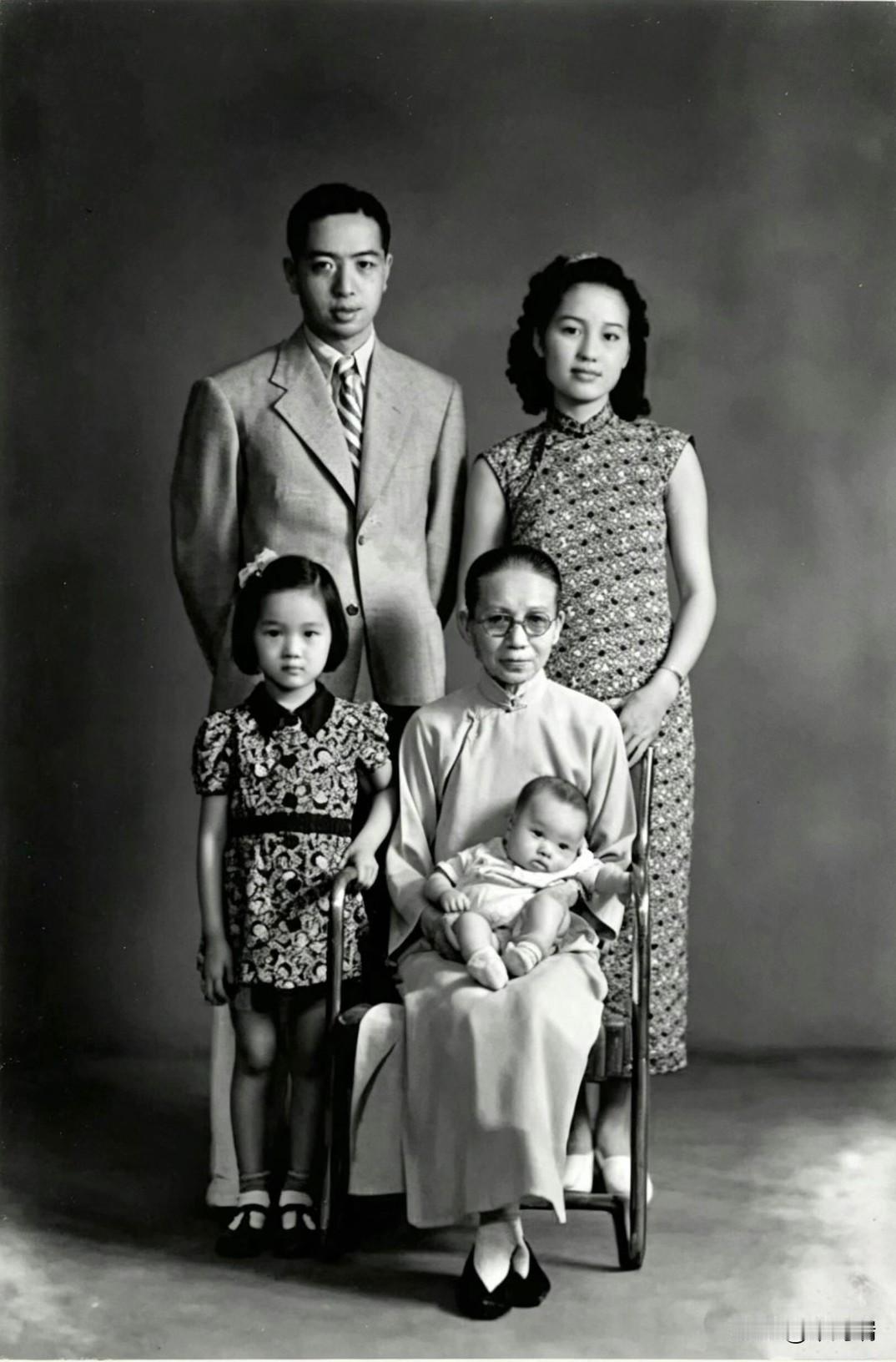 这张拍摄于1942年天津照相馆的全家福，定格了未满月的冯骥才与家人的珍贵瞬间。照