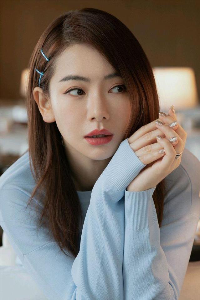 演员，戚薇说，拉斯维加斯，下了一场暴雨，我们在那里结婚，遇到了几十年未见的，当地