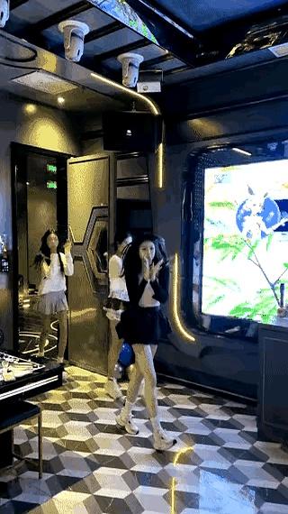 本来还挺淡定，结果一看“熟人”来了，立马扭头就跑，动作快得像怕被点名一样。
说白