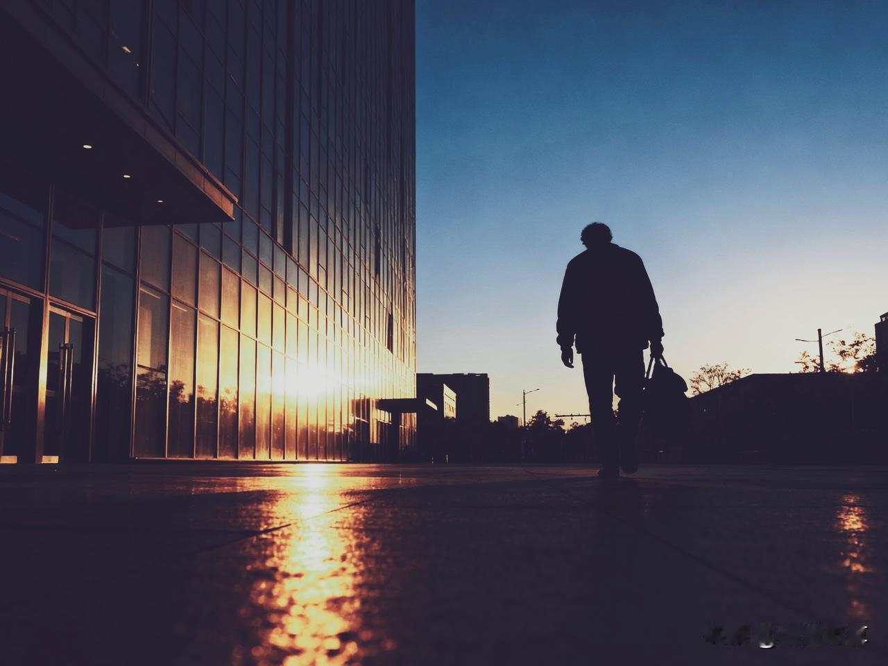 现实总爱给人出难题，像突然泼来的冷水，像走不通的窄路。可再难的日子，也会有喘口气