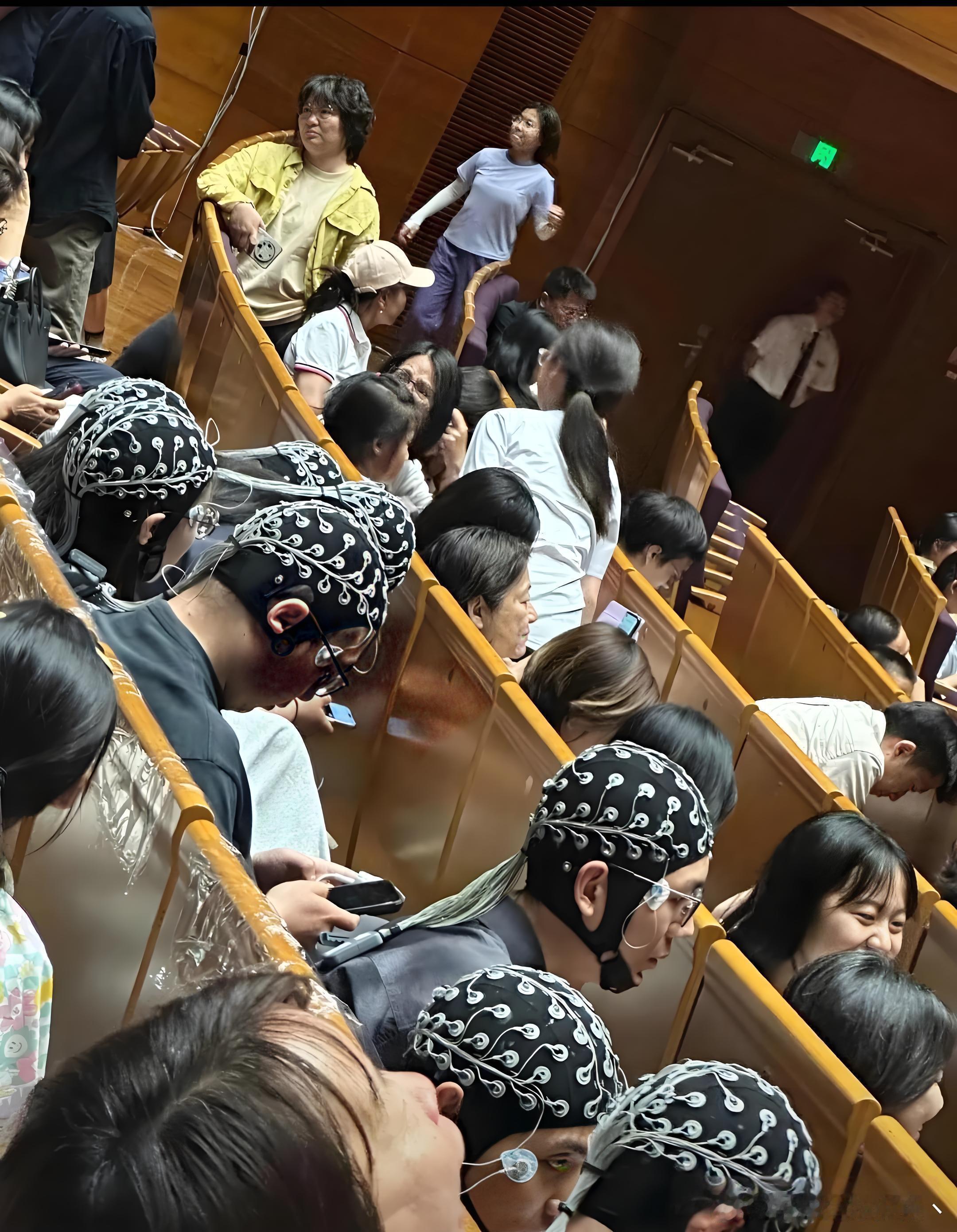 北大学堂上的一幕，不得不说，惊呆了。 