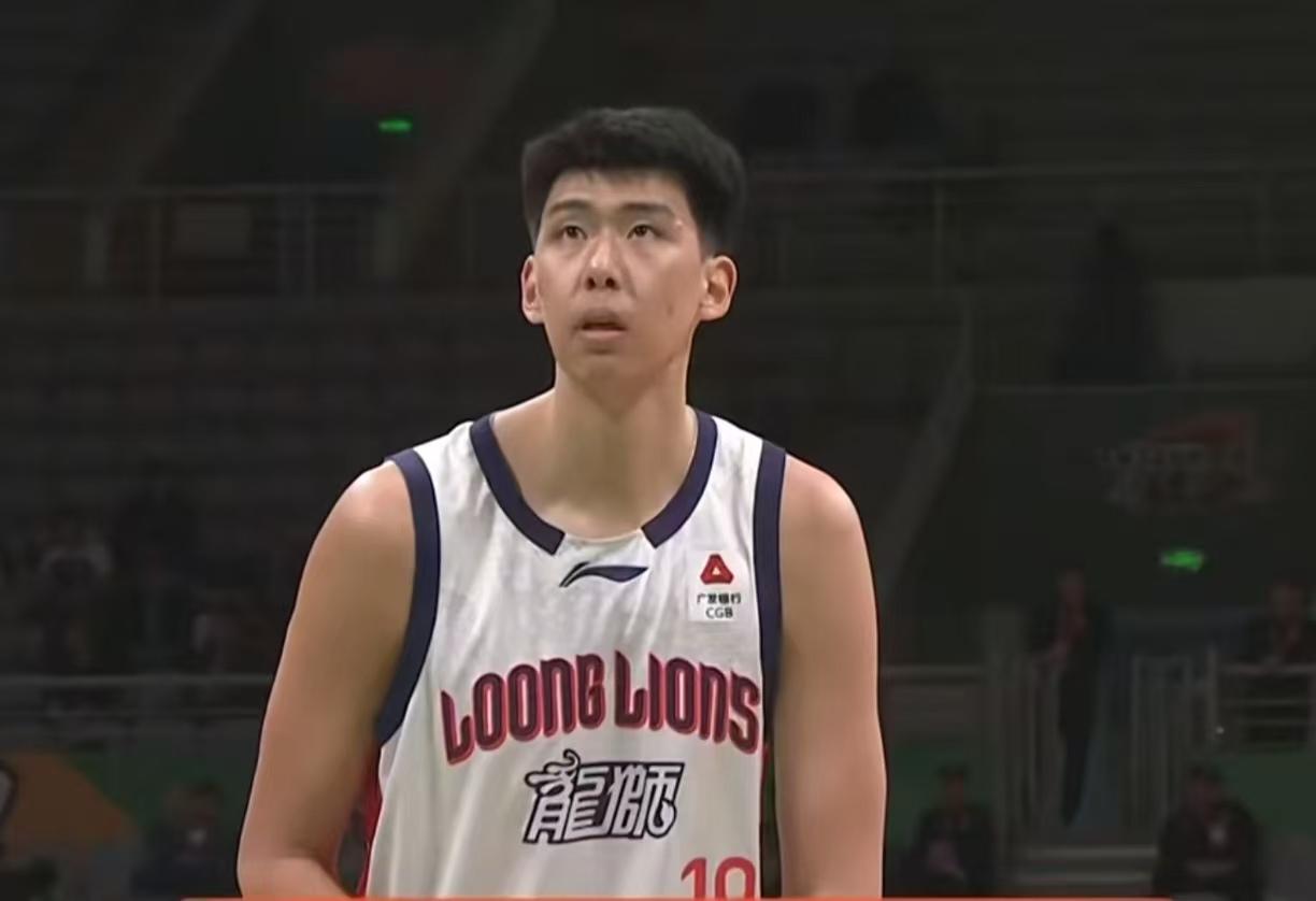 徐昕这赛季在广州彻底打出来了，2米26的大中锋越打越猛了，也引来好几支NBA球队