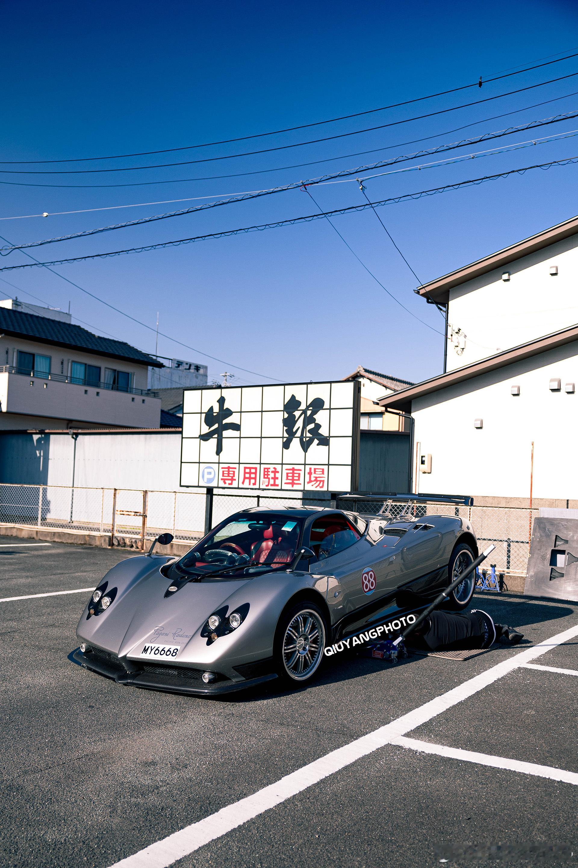 Pagani Zonda F #cars01豪车拍# 夕阳下宁静的松板市中的非日