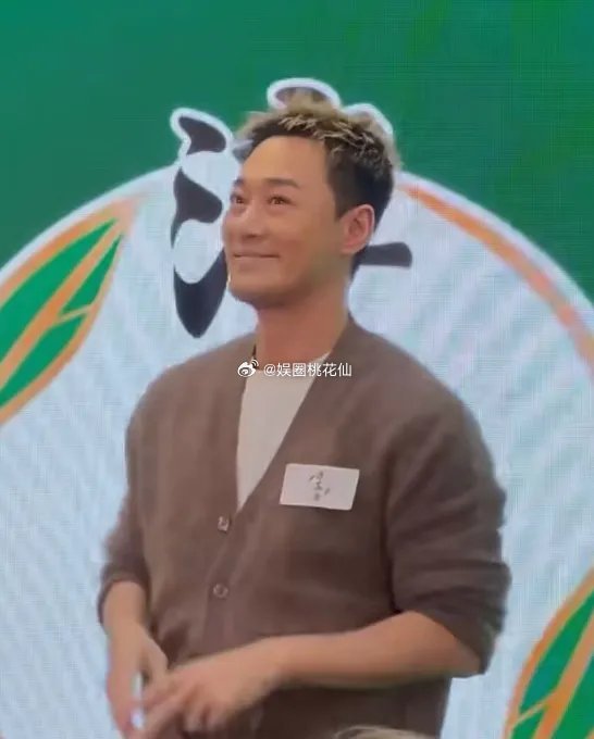 47岁林峯还是那么帅气！最近林峯现身香港出席活动，身穿咖色针织衫搭配牛仔裤，还染