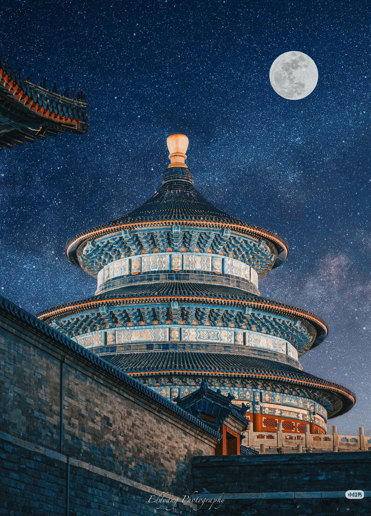 看看镜头里天坛的中式美学

皇殿伞盖篷，红壁翘檐，浑圆似囤，琦钰璀璨。
我们和六