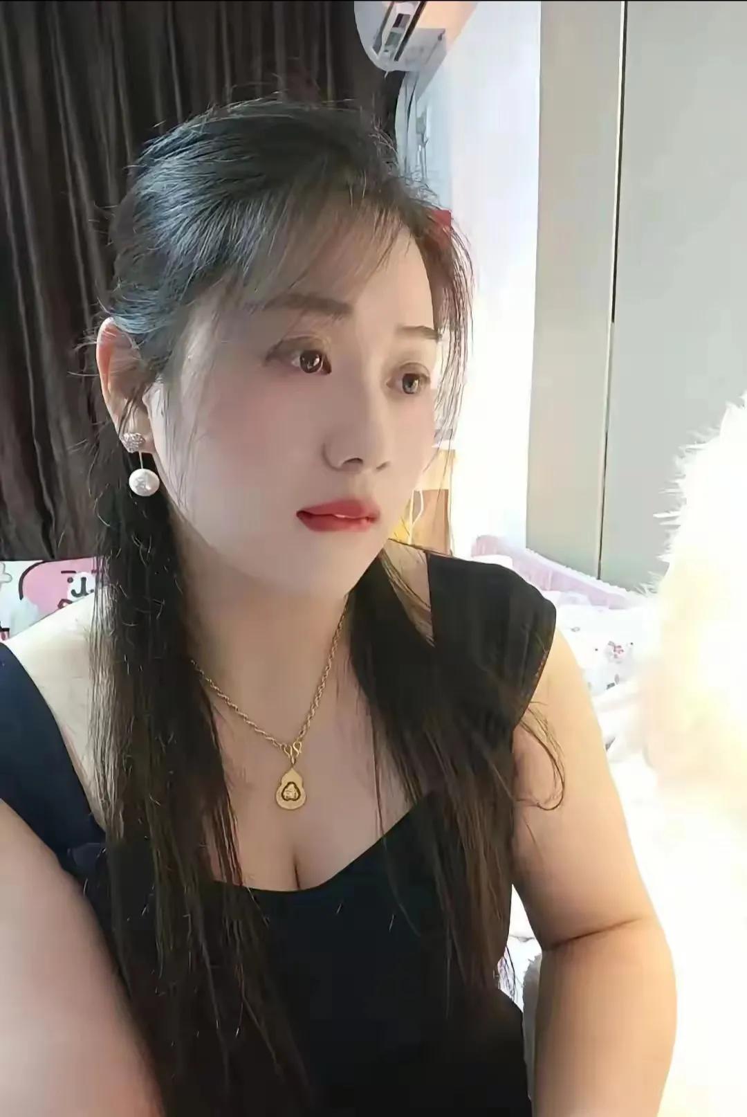 人生路漫漫，有时候我们会感到孤独，渴望有个人能陪伴我们走过每一个日夜。小芳，一个