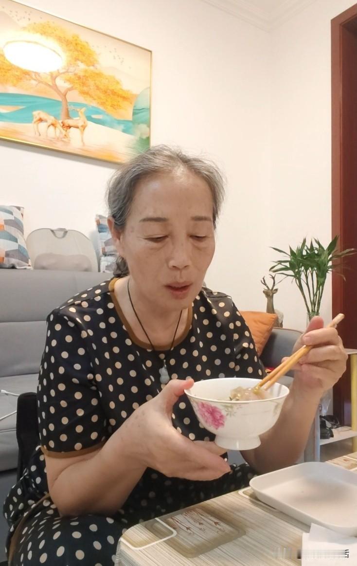 健康美食亲手制
炎炎夏日，高温肆虐，在厨房掌勺做饭，着实是件辛苦事儿。
我是个热