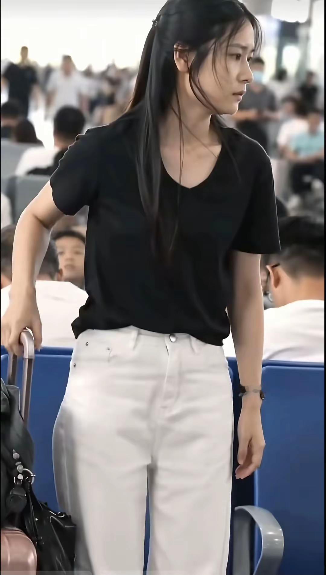 高铁“素衣女孩”火了！ 她没有美甲，没有项链，没有发染，没有纹身，没有华丽的穿着