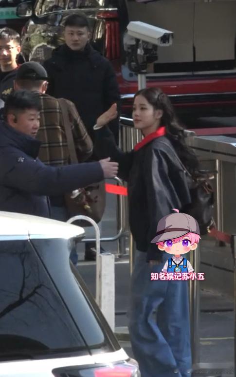 欧阳娜娜央视春晚第四次联排 欧阳娜娜现身马年央视春晚第四次联排，可可爱爱！ 