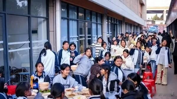 校长凑钱给学生"杀猪"上热搜！这堂烟火气课，藏着教育最本真的模样
 
“校长，我