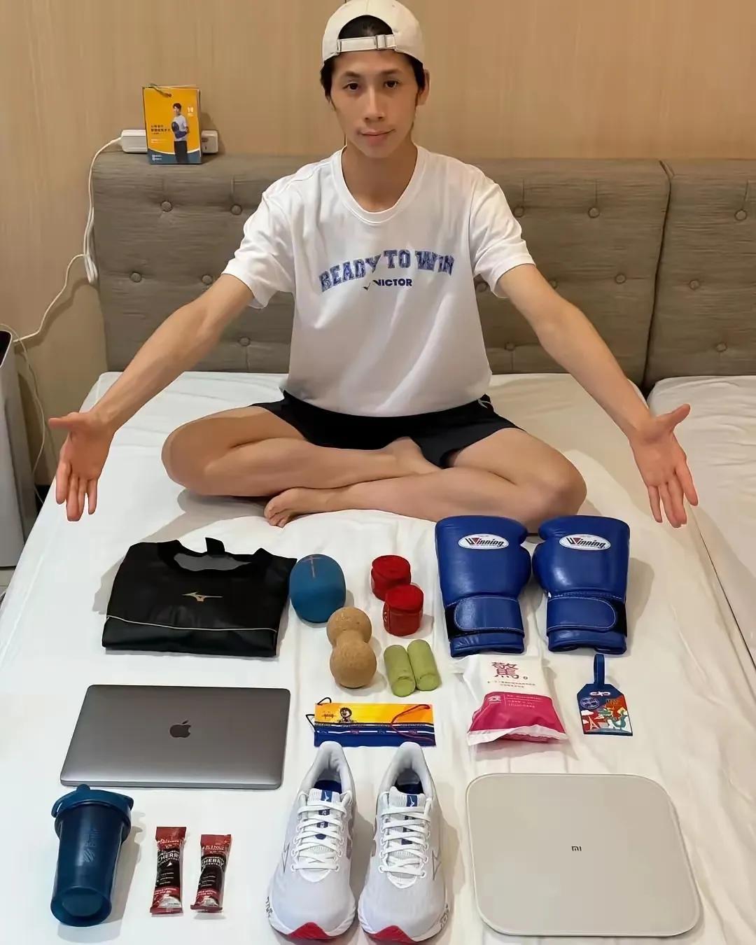 对岸的人说这人是女的，所以应该参加巴黎奥运女子拳击赛。