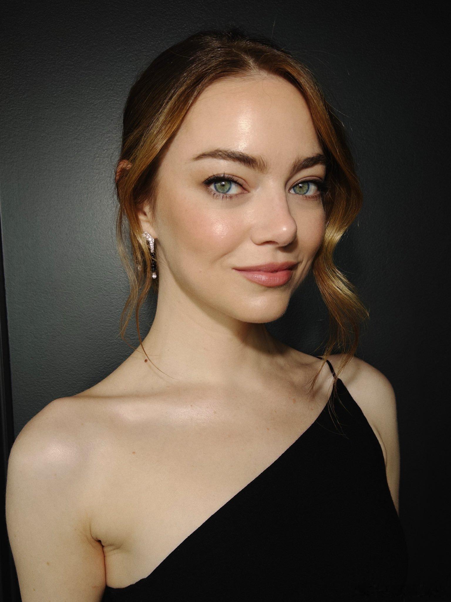 Emma stone艾玛斯通月初参加好友Taylor swift婚礼的妆造细节，