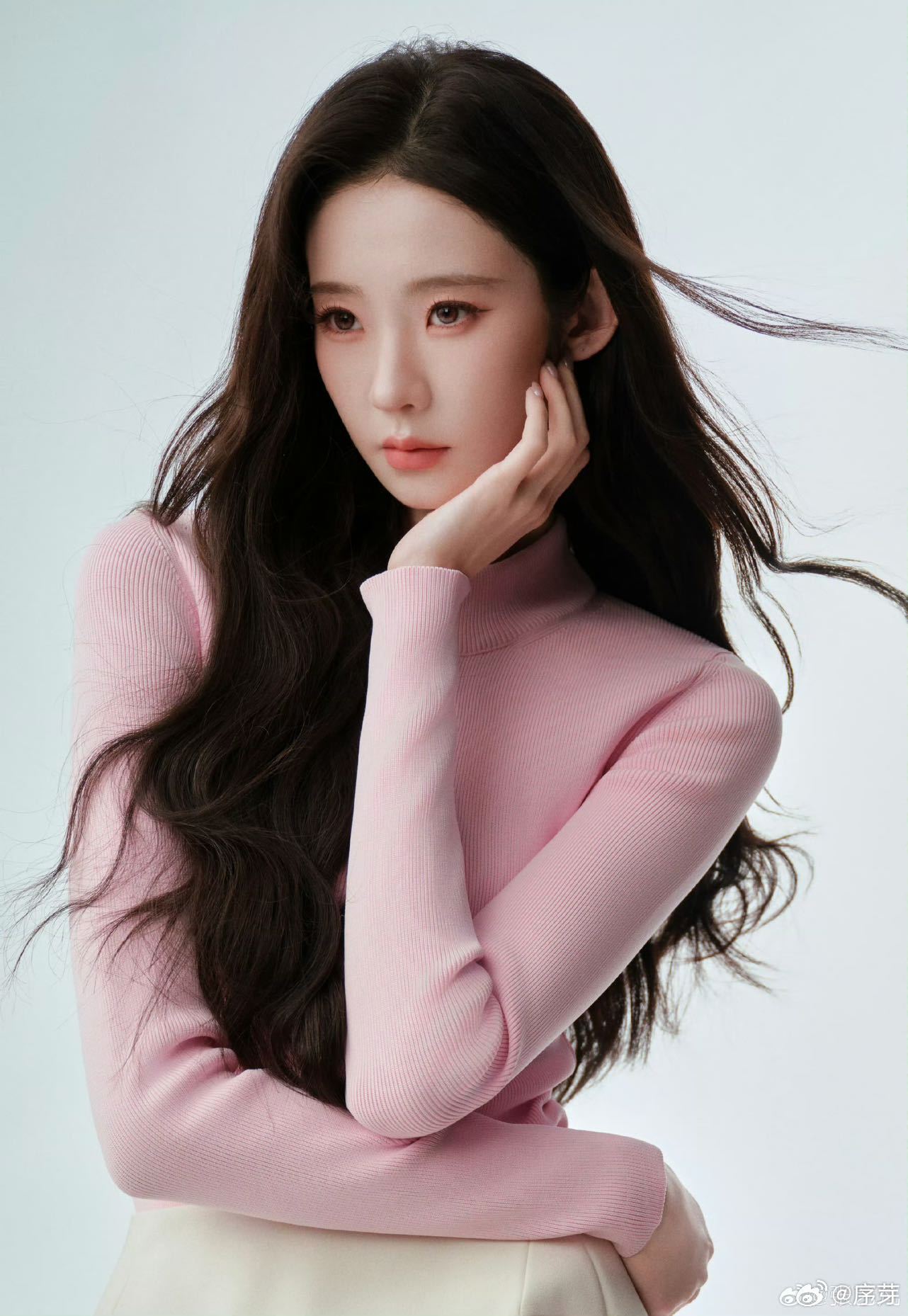 张艺凡又怎么了我的大小姐谁懂啊，张艺凡这随地大小演的样子也太可爱了，工作人员全程