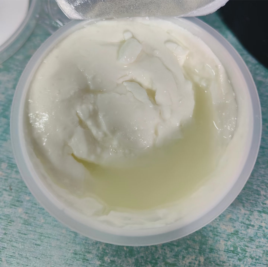 冷藏酸奶渗出水是坏了吗应该不是吧，个人感觉是分离了，天太冷