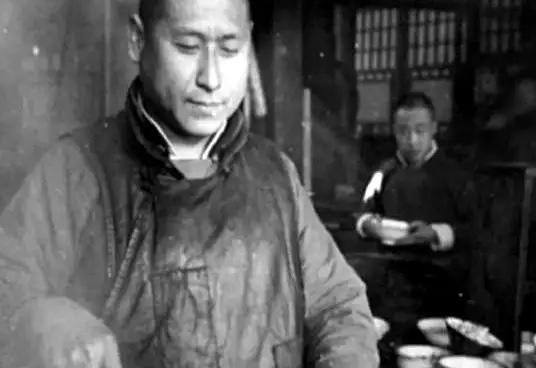 1949年，代号“608”的地下党，因唯一的交通员病逝，和党组织失联。这时，他想