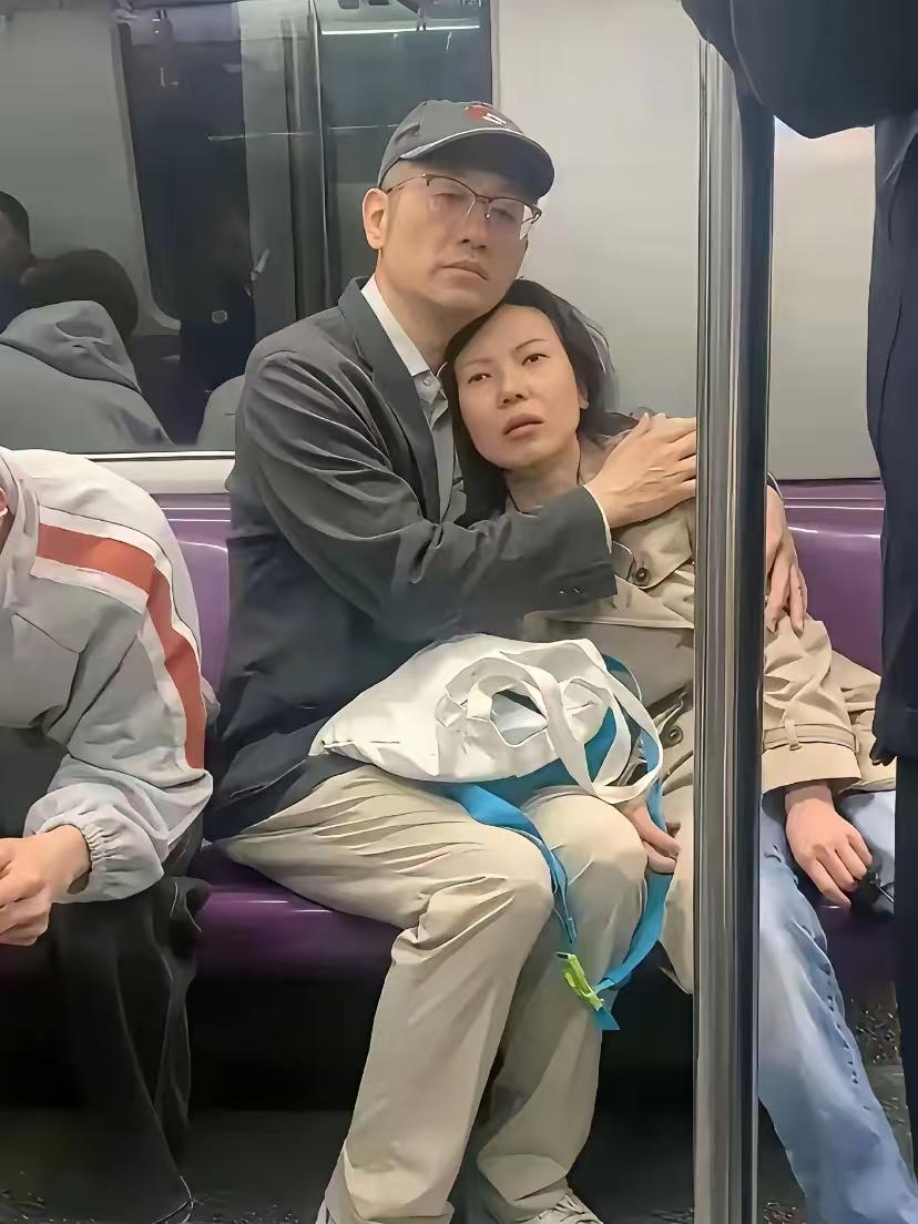 水仙子·相守
骤雨摧花落野畦，
孤鸿折翼断云溪，
寒霜瘦尽庭前翠。
寒窗风烛低，