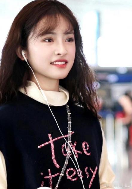 沈月和杨超越，一个像洋娃娃，一个是元气少女！ ​​​