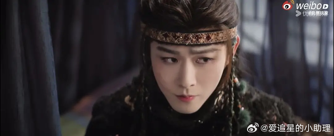 月鳞绮纪 田嘉瑞比张凌赫的粉底液将军还夸张吗？ 