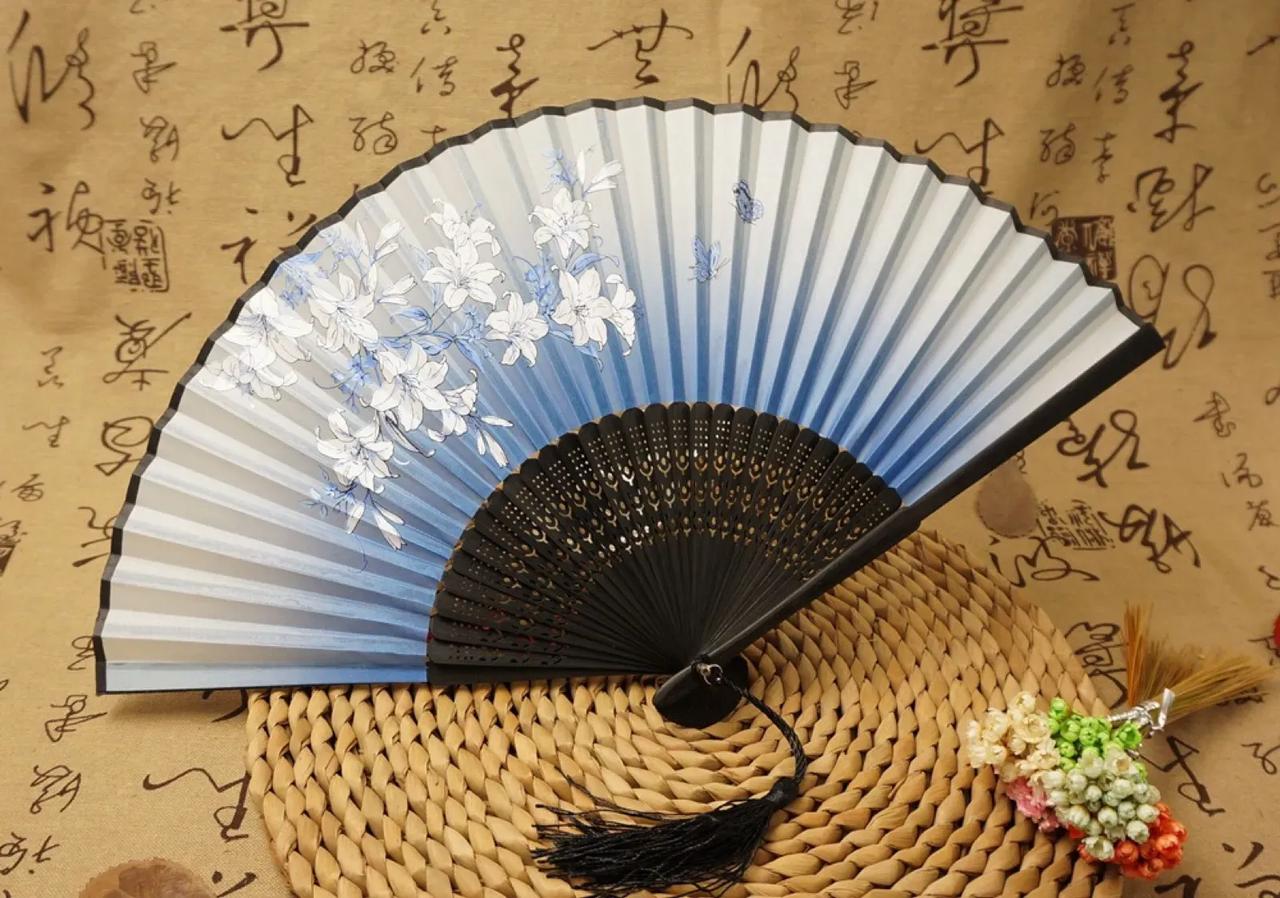 折扇吟
文/王鹰(贵州)

篁竹纸张相贴融，王孙贵族借东风。
千收万缩添潇洒，直