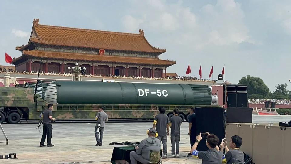 一位美国华人表示，中国阅兵展示的武器装备，都是10年前的技术，阅兵结束之后，网络