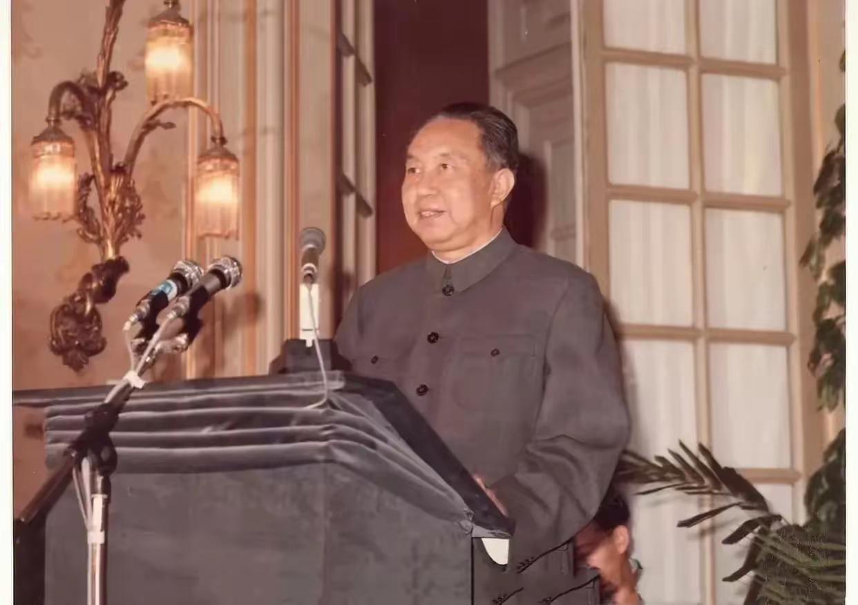 华国锋主席访问法国珍贵彩照！身着笔挺中山装，沉稳伫立、从容演讲，中式正装彰显大国