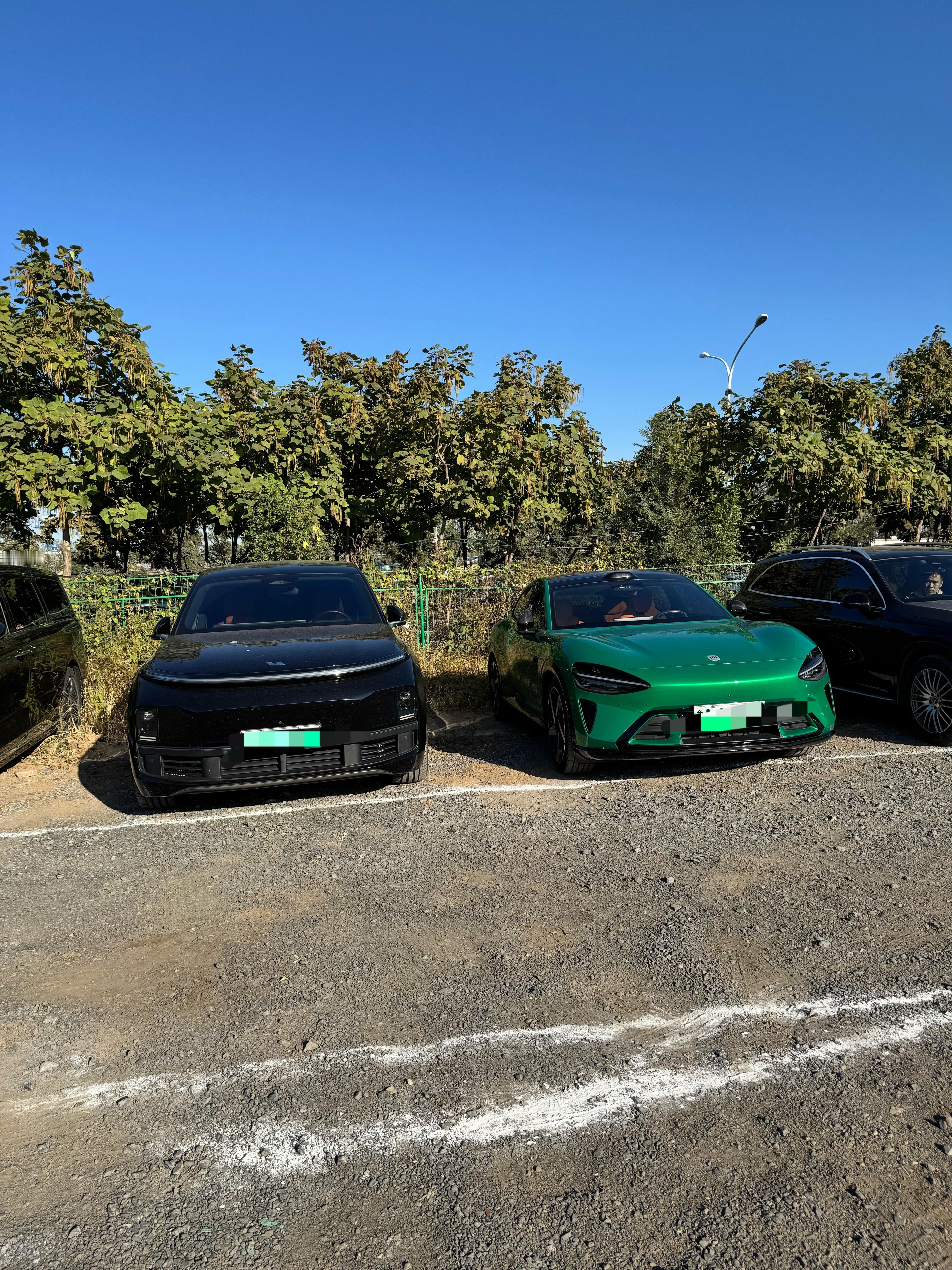 看航展停完车，旁边来了一个鹦鹉绿YU7，大家觉得谁更好看，更耐看～  ​​​