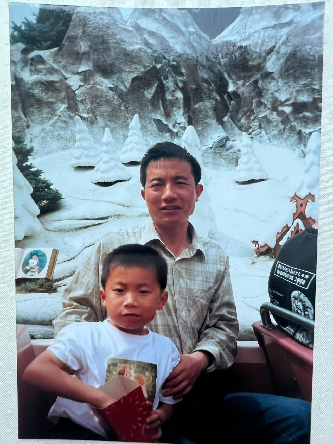时间真快又是一代人！
从2000年夏天的巴黎到如今香港。身边小孩从儿子变成孙子，