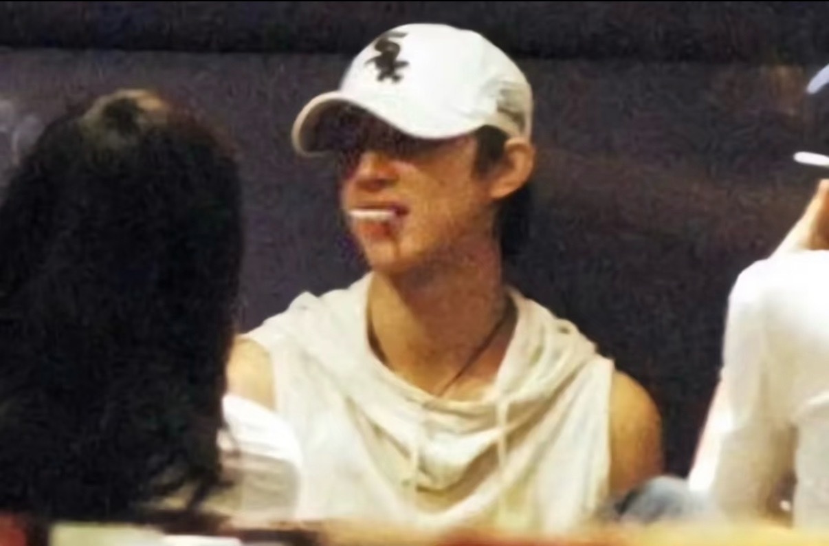 韩庚早期抽烟图虽然当年是负面新闻来着 但真的帅惨了 