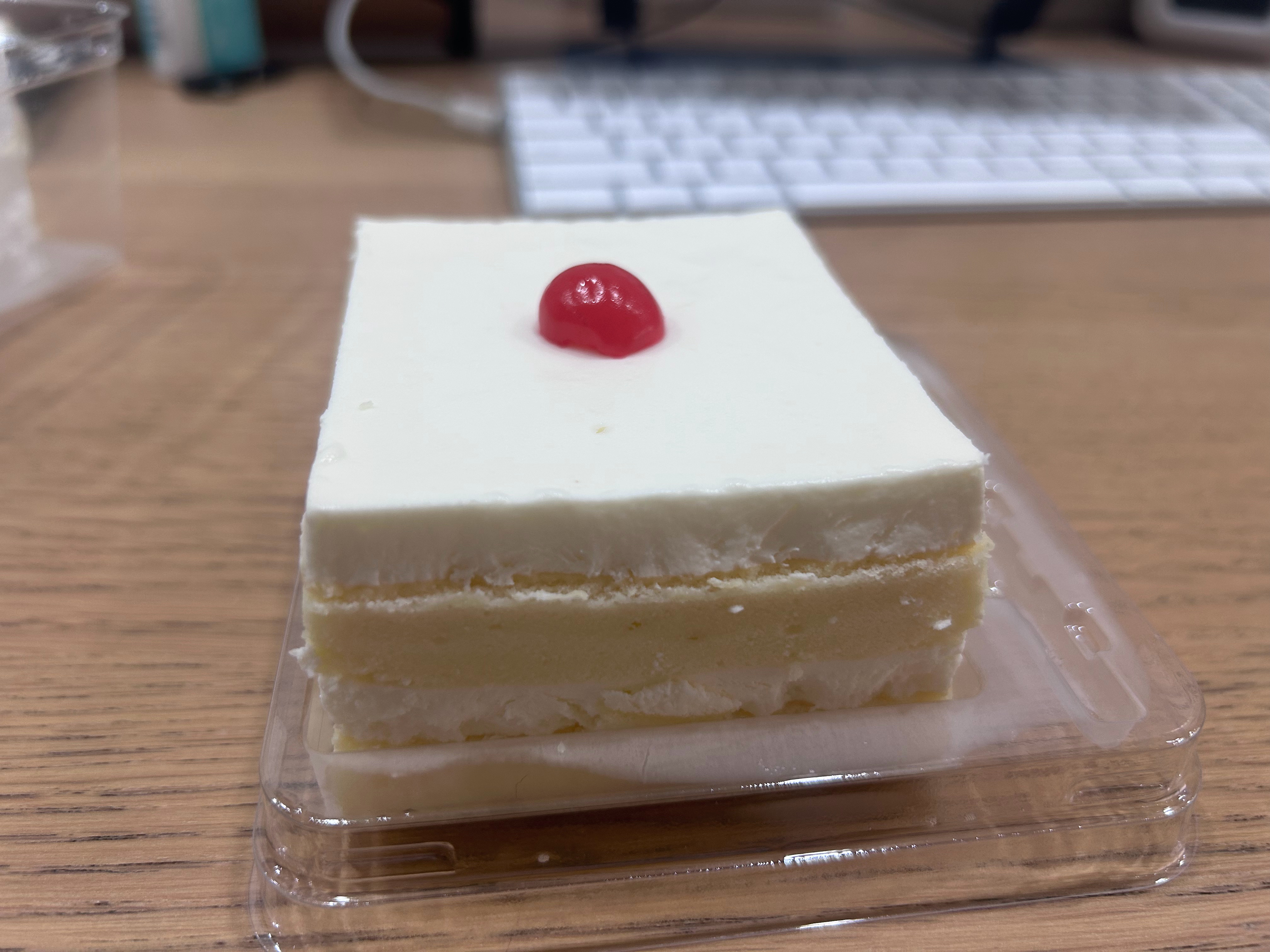 盒马 这个奶油小方蛋糕好吃，新品来的，甜度刚好，奶油也不腻，绵密的口感入口就刺激