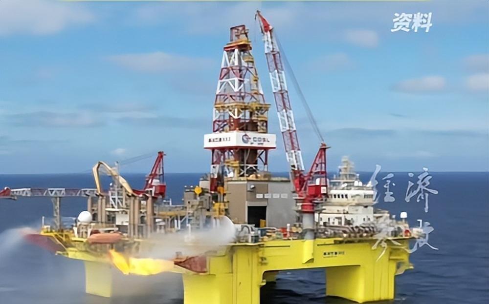 四月份，第23座油气平台在东海落地，日本外务省立刻跳出来抗议，直指中国"单方面开
