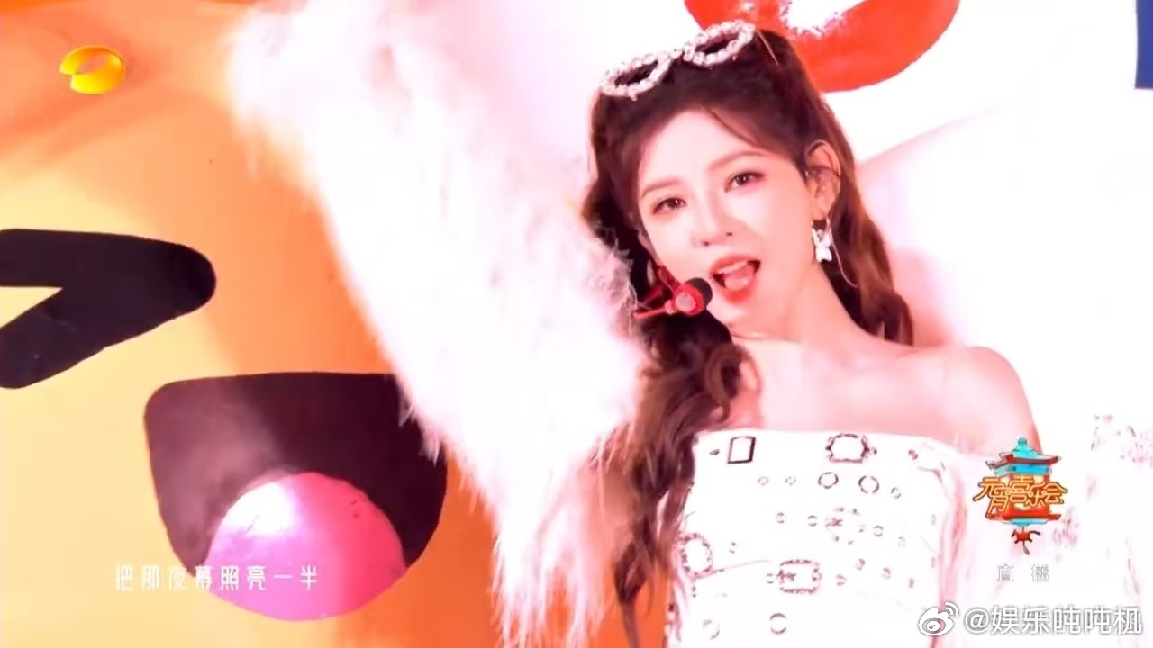 RS女团这段完播率100% 终于等到RS女团再合体，这段舞台的设计感太强了，每一