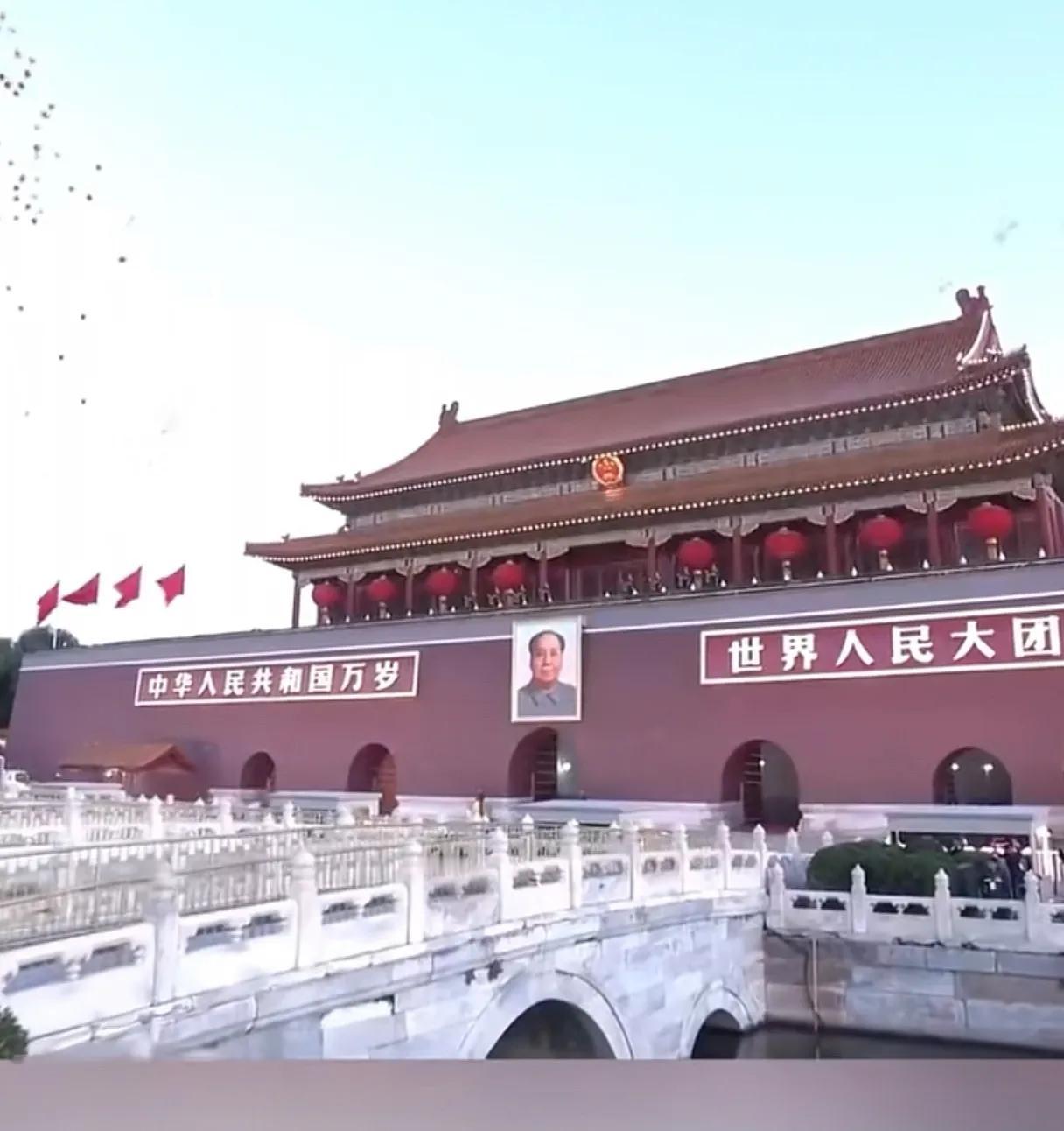 向国旗敬礼！