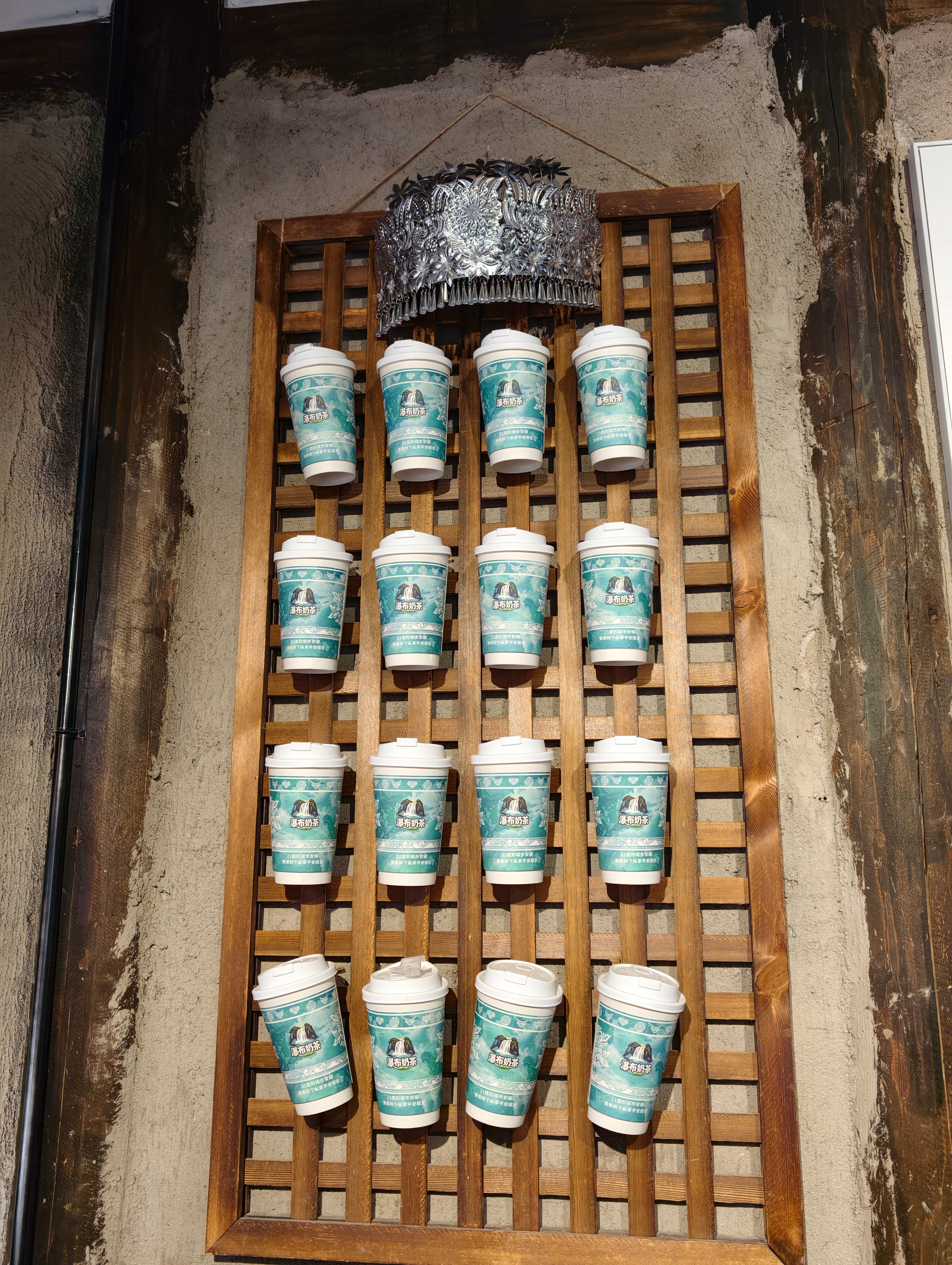 安顺古城一家店的咖啡冰浆。在广州也喝冰浆，但还真没有咖啡冰浆。老板娘居然是现磨的
