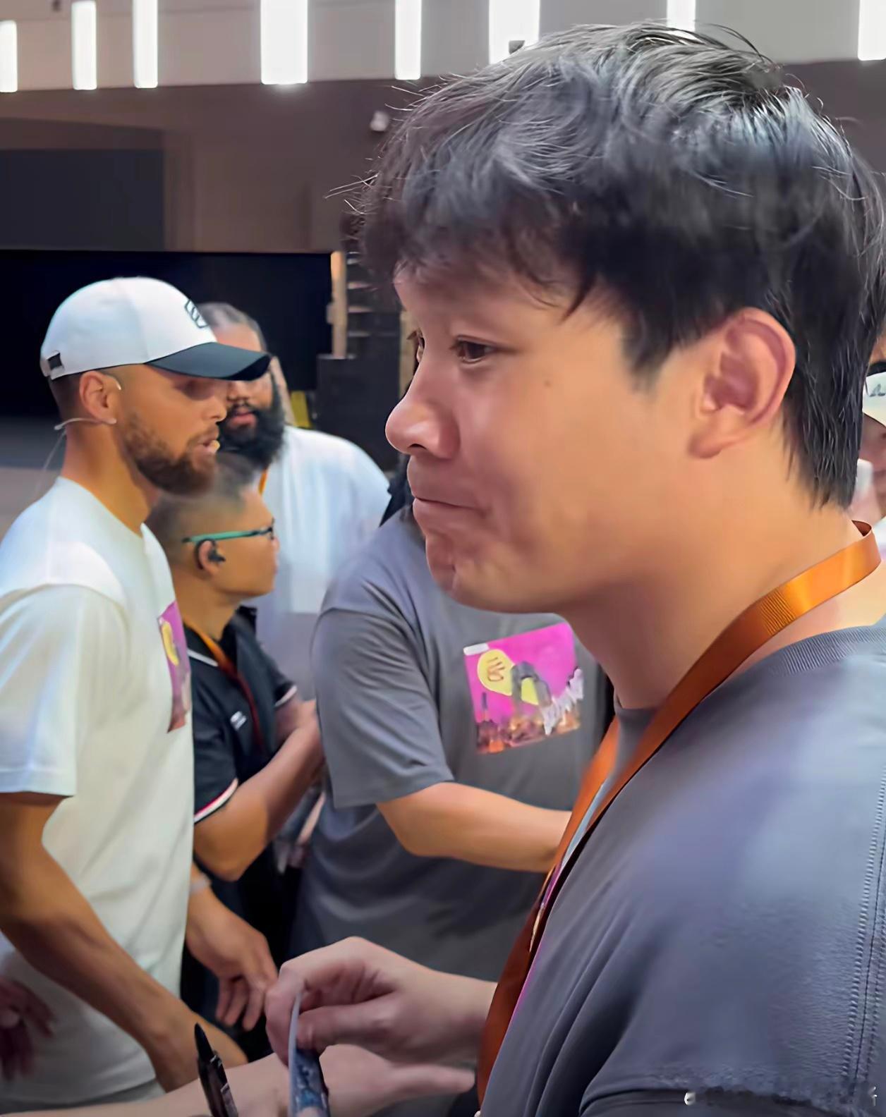 前NBA中国球员丁彦雨航是库里的粉丝，库里这次来华，丁彦雨航特意前去追星要签名。