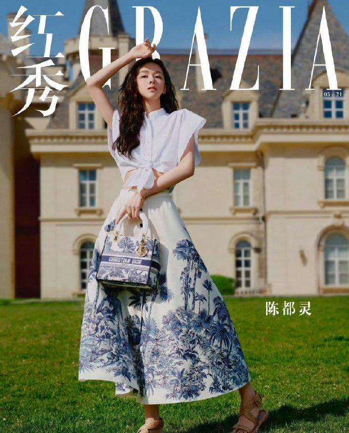陈都灵与孟子义的同刊大片堪称视觉盛宴！一个眼神清澈如溪，一个笑容明媚似阳，两种截