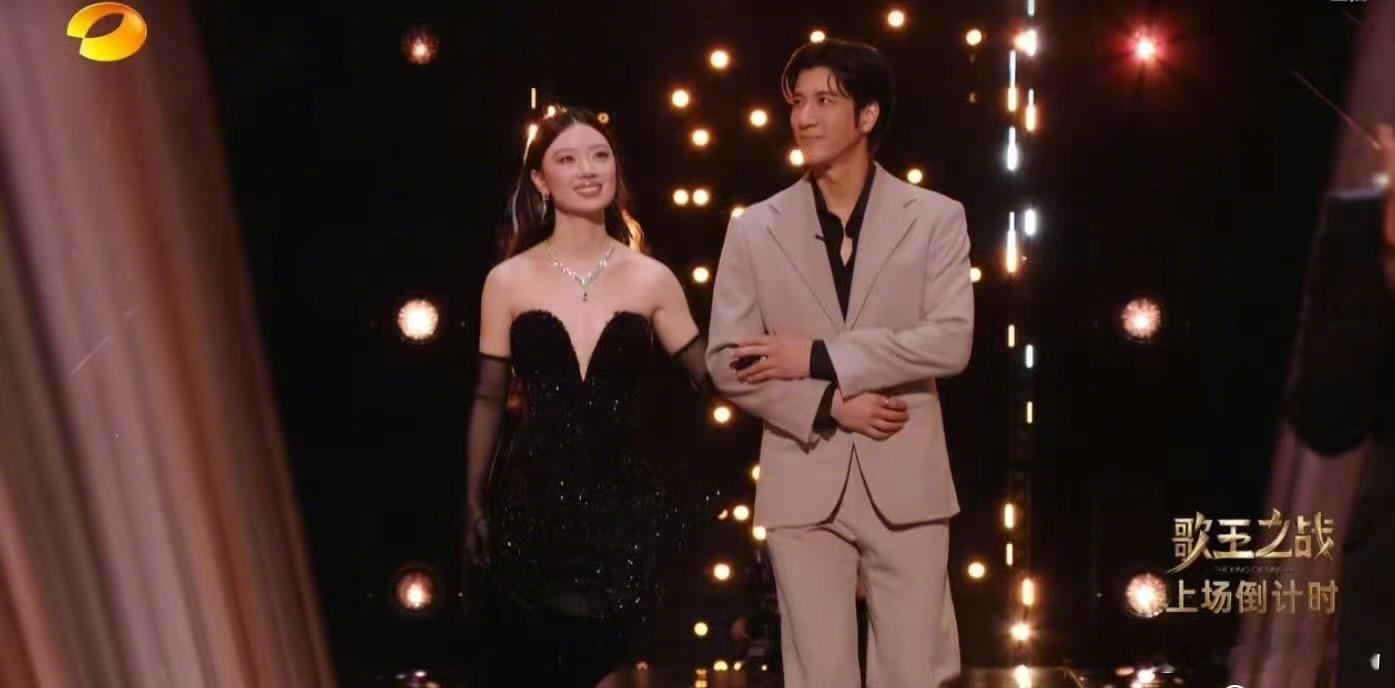 女歌手们都是歌王单依纯星空眼妆单依纯王力宏 好听 当单依纯假声抛向云端时，我家猫