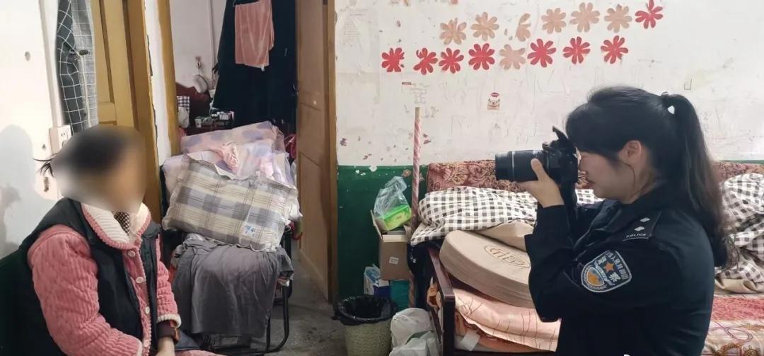 【行动不便，民警上门办证】近日，水坝塘派出所接群众娄先生求助，称其妻子刘某身份证