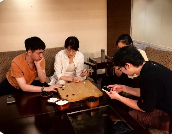 世界职业围棋双人赛~中国队喜忧参半

王星昊/於之莹两胜晋级半决赛
丁浩/周泓余