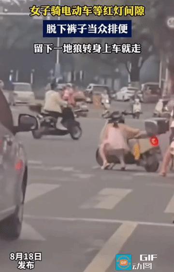 等红灯时路中间直接脱裤子小便！ 一名女子在路口等红灯期间，直接在路边就地方便，结