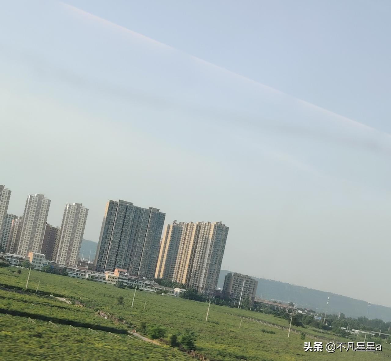 我和他在一起三年了，每次出去旅游的费用都是我承担，每个节假日我都会给他买衣服，可